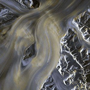 Der nimrod gletscher umfliesst einen felsen 2527